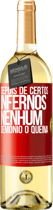 29,95 € Envio grátis | Vinho branco Edição WHITE Depois de certos infernos, nenhum demônio o queima Etiqueta Vermelha. Etiqueta personalizável Vinho jovem Colheita 2024 Verdejo