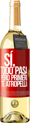 29,95 € Envío gratis | Vino Blanco Edición WHITE Sí, todo pasa. Pero primero te atropella Etiqueta Roja. Etiqueta personalizable Vino joven Cosecha 2023 Verdejo