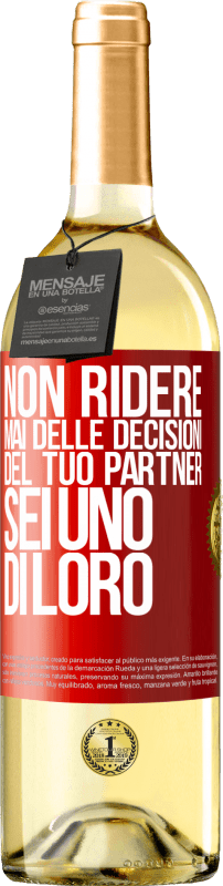 29,95 € Spedizione Gratuita | Vino bianco Edizione WHITE Non ridere mai delle decisioni del tuo partner. Sei uno di loro Etichetta Rossa. Etichetta personalizzabile Vino giovane Raccogliere 2024 Verdejo