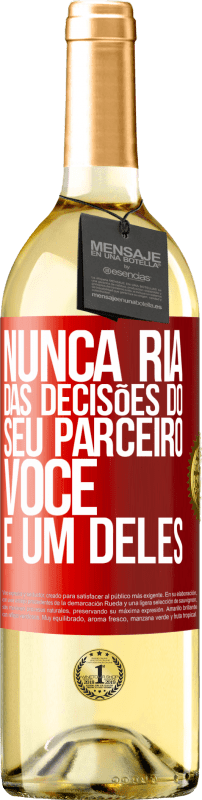 29,95 € Envio grátis | Vinho branco Edição WHITE Nunca ria das decisões do seu parceiro. Você é um deles Etiqueta Vermelha. Etiqueta personalizável Vinho jovem Colheita 2024 Verdejo