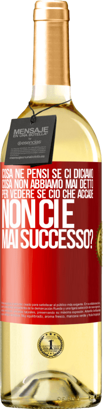 29,95 € Spedizione Gratuita | Vino bianco Edizione WHITE cosa ne pensi se ci diciamo cosa non abbiamo mai detto, per vedere se ciò che accade non ci è mai successo? Etichetta Rossa. Etichetta personalizzabile Vino giovane Raccogliere 2025 Verdejo