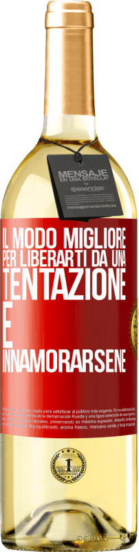 29,95 € Spedizione Gratuita | Vino bianco Edizione WHITE Il modo migliore per liberarti da una tentazione è innamorarsene Etichetta Rossa. Etichetta personalizzabile Vino giovane Raccogliere 2024 Verdejo