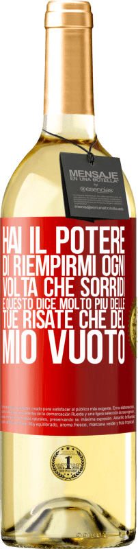 29,95 € Spedizione Gratuita | Vino bianco Edizione WHITE Hai il potere di riempirmi ogni volta che sorridi, e questo dice molto più delle tue risate che del mio vuoto Etichetta Rossa. Etichetta personalizzabile Vino giovane Raccogliere 2024 Verdejo