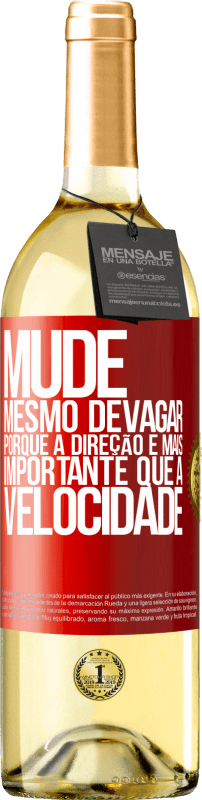 29,95 € Envio grátis | Vinho branco Edição WHITE Mude, mesmo devagar, porque a direção é mais importante que a velocidade Etiqueta Vermelha. Etiqueta personalizável Vinho jovem Colheita 2024 Verdejo