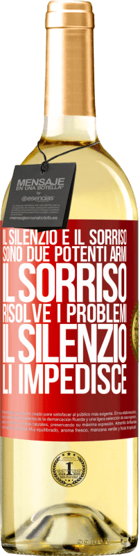 29,95 € Spedizione Gratuita | Vino bianco Edizione WHITE Il silenzio e il sorriso sono due potenti armi. Il sorriso risolve i problemi, il silenzio li impedisce Etichetta Rossa. Etichetta personalizzabile Vino giovane Raccogliere 2024 Verdejo