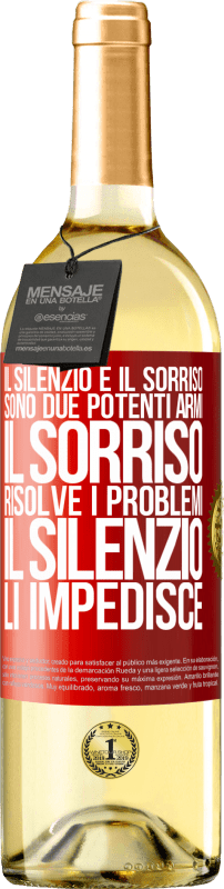 29,95 € Spedizione Gratuita | Vino bianco Edizione WHITE Il silenzio e il sorriso sono due potenti armi. Il sorriso risolve i problemi, il silenzio li impedisce Etichetta Rossa. Etichetta personalizzabile Vino giovane Raccogliere 2025 Verdejo