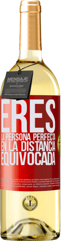 29,95 € Envío gratis | Vino Blanco Edición WHITE Eres la persona perfecta en la distancia equivocada Etiqueta Roja. Etiqueta personalizable Vino joven Cosecha 2024 Verdejo