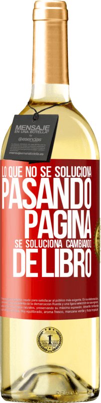 29,95 € Envío gratis | Vino Blanco Edición WHITE Lo que no se soluciona pasando página, se soluciona cambiando de libro Etiqueta Roja. Etiqueta personalizable Vino joven Cosecha 2025 Verdejo