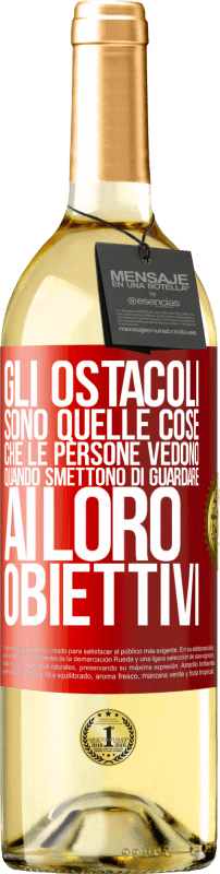 29,95 € Spedizione Gratuita | Vino bianco Edizione WHITE Gli ostacoli sono quelle cose che le persone vedono quando smettono di guardare ai loro obiettivi Etichetta Rossa. Etichetta personalizzabile Vino giovane Raccogliere 2024 Verdejo