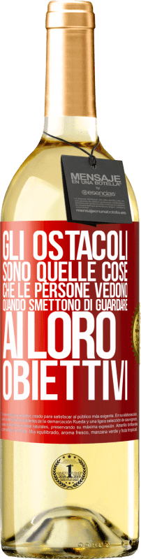 29,95 € Spedizione Gratuita | Vino bianco Edizione WHITE Gli ostacoli sono quelle cose che le persone vedono quando smettono di guardare ai loro obiettivi Etichetta Rossa. Etichetta personalizzabile Vino giovane Raccogliere 2025 Verdejo