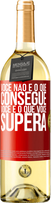 29,95 € Envio grátis | Vinho branco Edição WHITE Você não é o que consegue. Você é o que você supera Etiqueta Vermelha. Etiqueta personalizável Vinho jovem Colheita 2024 Verdejo