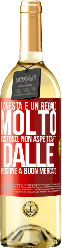 29,95 € Spedizione Gratuita | Vino bianco Edizione WHITE L'onestà è un regalo molto costoso. Non aspettarti dalle persone a buon mercato Etichetta Rossa. Etichetta personalizzabile Vino giovane Raccogliere 2024 Verdejo