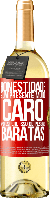 29,95 € Envio grátis | Vinho branco Edição WHITE Honestidade é um presente muito caro. Não espere isso de pessoas baratas Etiqueta Vermelha. Etiqueta personalizável Vinho jovem Colheita 2024 Verdejo