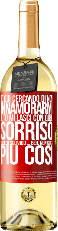 29,95 € Spedizione Gratuita | Vino bianco Edizione WHITE Qui sto cercando di non innamorarmi e tu mi lasci con quel sorriso, quello sguardo ... beh, non gioco più così Etichetta Rossa. Etichetta personalizzabile Vino giovane Raccogliere 2024 Verdejo