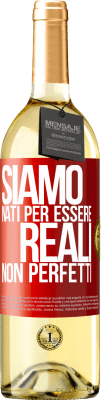 29,95 € Spedizione Gratuita | Vino bianco Edizione WHITE Siamo nati per essere reali, non perfetti Etichetta Rossa. Etichetta personalizzabile Vino giovane Raccogliere 2023 Verdejo