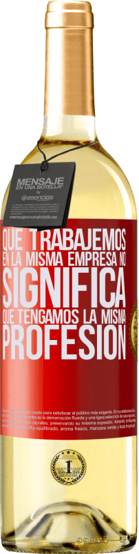 29,95 € Envío gratis | Vino Blanco Edición WHITE Que trabajemos en la misma empresa no significa que tengamos la misma profesión Etiqueta Roja. Etiqueta personalizable Vino joven Cosecha 2024 Verdejo