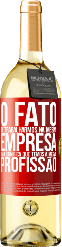 29,95 € Envio grátis | Vinho branco Edição WHITE O fato de trabalharmos na mesma empresa não significa que temos a mesma profissão Etiqueta Vermelha. Etiqueta personalizável Vinho jovem Colheita 2024 Verdejo