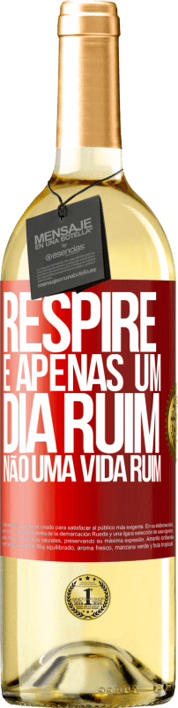 29,95 € Envio grátis | Vinho branco Edição WHITE Respire, é apenas um dia ruim, não uma vida ruim Etiqueta Vermelha. Etiqueta personalizável Vinho jovem Colheita 2024 Verdejo