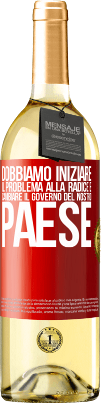 29,95 € Spedizione Gratuita | Vino bianco Edizione WHITE Dobbiamo iniziare il problema alla radice e cambiare il governo del nostro paese Etichetta Rossa. Etichetta personalizzabile Vino giovane Raccogliere 2024 Verdejo