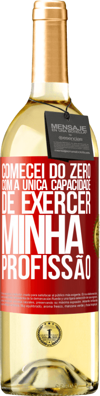 29,95 € Envio grátis | Vinho branco Edição WHITE Comecei do zero, com a única capacidade de exercer minha profissão Etiqueta Vermelha. Etiqueta personalizável Vinho jovem Colheita 2024 Verdejo