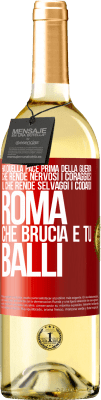 29,95 € Spedizione Gratuita | Vino bianco Edizione WHITE Hai quella pace prima della guerra che rende nervosi i coraggiosi, il che rende selvaggi i codardi. Roma che brucia e tu Etichetta Rossa. Etichetta personalizzabile Vino giovane Raccogliere 2024 Verdejo