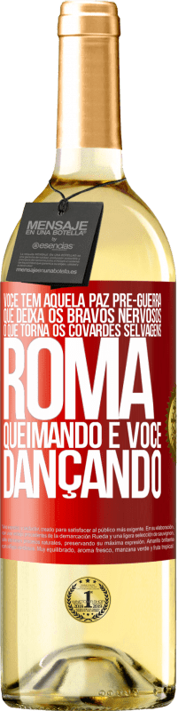 29,95 € Envio grátis | Vinho branco Edição WHITE Você tem aquela paz pré-guerra que deixa os bravos nervosos, o que torna os covardes selvagens. Roma queimando e você Etiqueta Vermelha. Etiqueta personalizável Vinho jovem Colheita 2024 Verdejo