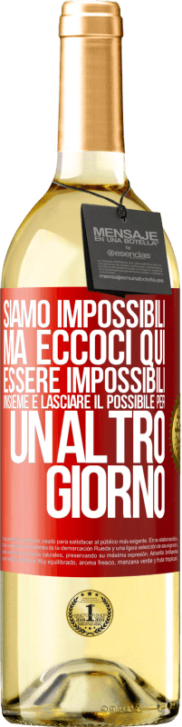 29,95 € Spedizione Gratuita | Vino bianco Edizione WHITE Siamo impossibili, ma eccoci qui, essere impossibili insieme e lasciare il possibile per un altro giorno Etichetta Rossa. Etichetta personalizzabile Vino giovane Raccogliere 2024 Verdejo