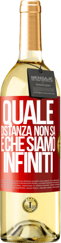 29,95 € Spedizione Gratuita | Vino bianco Edizione WHITE Quale distanza non sa è che siamo infiniti Etichetta Rossa. Etichetta personalizzabile Vino giovane Raccogliere 2024 Verdejo