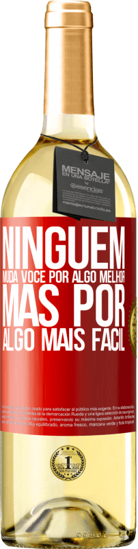 29,95 € Envio grátis | Vinho branco Edição WHITE Ninguém muda você por algo melhor, mas por algo mais fácil Etiqueta Vermelha. Etiqueta personalizável Vinho jovem Colheita 2024 Verdejo