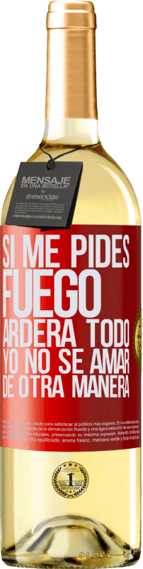 29,95 € Envío gratis | Vino Blanco Edición WHITE Si me pides fuego, arderá todo. Yo no sé amar de otra manera Etiqueta Roja. Etiqueta personalizable Vino joven Cosecha 2024 Verdejo