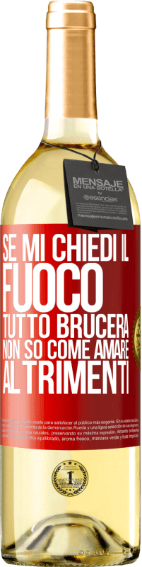 29,95 € Spedizione Gratuita | Vino bianco Edizione WHITE Se mi chiedi il fuoco, tutto brucerà. Non so come amare altrimenti Etichetta Rossa. Etichetta personalizzabile Vino giovane Raccogliere 2024 Verdejo