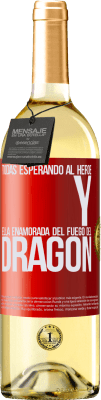 29,95 € Envío gratis | Vino Blanco Edición WHITE Todas esperando al héroe y ella enamorada del fuego del dragón Etiqueta Roja. Etiqueta personalizable Vino joven Cosecha 2024 Verdejo