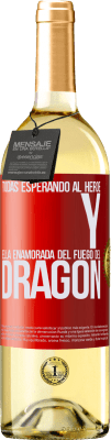 29,95 € Envío gratis | Vino Blanco Edición WHITE Todas esperando al héroe y ella enamorada del fuego del dragón Etiqueta Roja. Etiqueta personalizable Vino joven Cosecha 2025 Verdejo