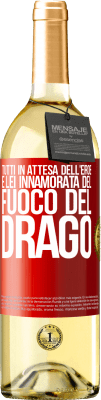 29,95 € Spedizione Gratuita | Vino bianco Edizione WHITE Tutti in attesa dell'eroe e lei innamorata del fuoco del drago Etichetta Rossa. Etichetta personalizzabile Vino giovane Raccogliere 2024 Verdejo