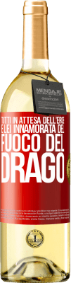 29,95 € Spedizione Gratuita | Vino bianco Edizione WHITE Tutti in attesa dell'eroe e lei innamorata del fuoco del drago Etichetta Rossa. Etichetta personalizzabile Vino giovane Raccogliere 2025 Verdejo