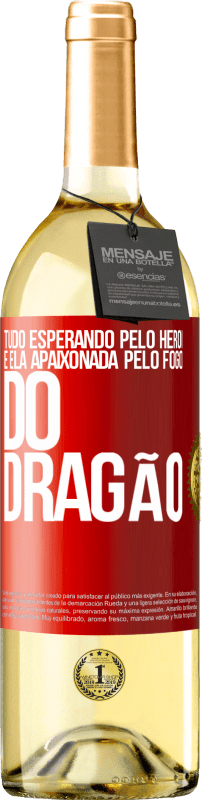 29,95 € Envio grátis | Vinho branco Edição WHITE Tudo esperando pelo herói e ela apaixonada pelo fogo do dragão Etiqueta Vermelha. Etiqueta personalizável Vinho jovem Colheita 2024 Verdejo