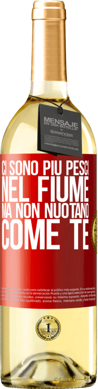 29,95 € Spedizione Gratuita | Vino bianco Edizione WHITE Ci sono più pesci nel fiume, ma non nuotano come te Etichetta Rossa. Etichetta personalizzabile Vino giovane Raccogliere 2024 Verdejo