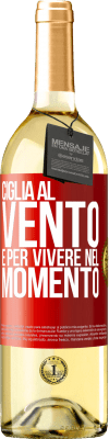 29,95 € Spedizione Gratuita | Vino bianco Edizione WHITE Ciglia al vento e per vivere nel momento Etichetta Rossa. Etichetta personalizzabile Vino giovane Raccogliere 2024 Verdejo