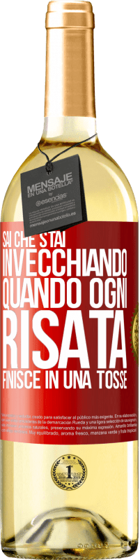 29,95 € Spedizione Gratuita | Vino bianco Edizione WHITE Sai che stai invecchiando, quando ogni risata finisce in una tosse Etichetta Rossa. Etichetta personalizzabile Vino giovane Raccogliere 2024 Verdejo