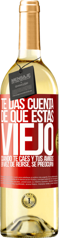 29,95 € Envío gratis | Vino Blanco Edición WHITE Te das cuenta de que estás viejo cuando te caes y tus amigos en vez de reírse, se preocupan Etiqueta Roja. Etiqueta personalizable Vino joven Cosecha 2024 Verdejo