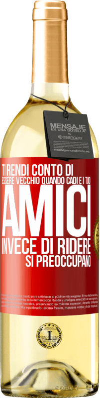 29,95 € Spedizione Gratuita | Vino bianco Edizione WHITE Ti rendi conto di essere vecchio quando cadi e i tuoi amici, invece di ridere, si preoccupano Etichetta Rossa. Etichetta personalizzabile Vino giovane Raccogliere 2024 Verdejo