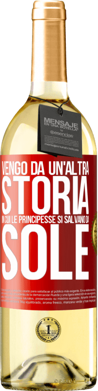 29,95 € Spedizione Gratuita | Vino bianco Edizione WHITE Vengo da un'altra storia in cui le principesse si salvano da sole Etichetta Rossa. Etichetta personalizzabile Vino giovane Raccogliere 2023 Verdejo