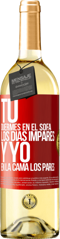 29,95 € Envío gratis | Vino Blanco Edición WHITE Tú duermes en el sofá los días impares y yo en la cama los pares Etiqueta Roja. Etiqueta personalizable Vino joven Cosecha 2024 Verdejo