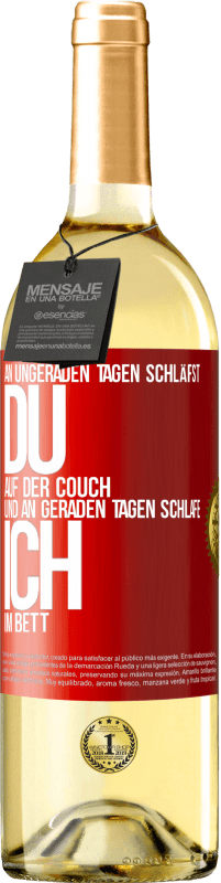 29,95 € Kostenloser Versand | Weißwein WHITE Ausgabe An ungeraden Tagen schläfst du auf der Couch und an geraden Tagen schlafe ich im Bett. Rote Markierung. Anpassbares Etikett Junger Wein Ernte 2023 Verdejo