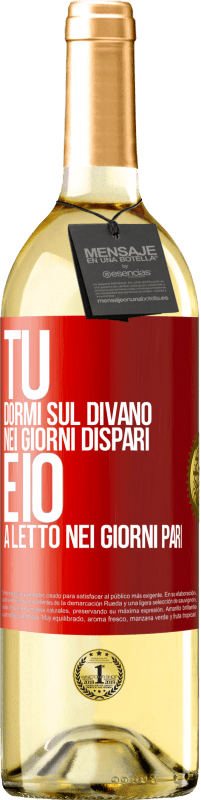 29,95 € Spedizione Gratuita | Vino bianco Edizione WHITE Tu dormi sul divano nei giorni dispari e io a letto nei giorni pari Etichetta Rossa. Etichetta personalizzabile Vino giovane Raccogliere 2024 Verdejo