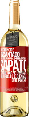 29,95 € Envio grátis | Vinho branco Edição WHITE Um príncipe encantado vem até mim para experimentar um sapato porque não se lembra do meu rosto e o engole diretamente Etiqueta Vermelha. Etiqueta personalizável Vinho jovem Colheita 2024 Verdejo