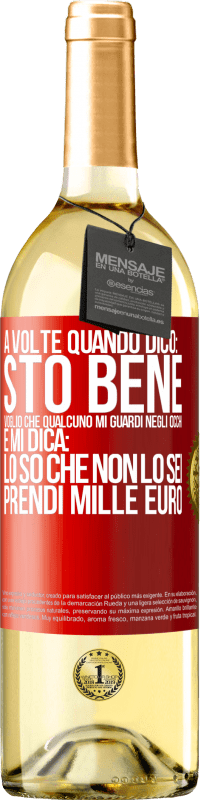 29,95 € Spedizione Gratuita | Vino bianco Edizione WHITE A volte quando dico: sto bene, voglio che qualcuno mi guardi negli occhi e mi dica: lo so che non lo sei, prendi mille euro Etichetta Rossa. Etichetta personalizzabile Vino giovane Raccogliere 2023 Verdejo