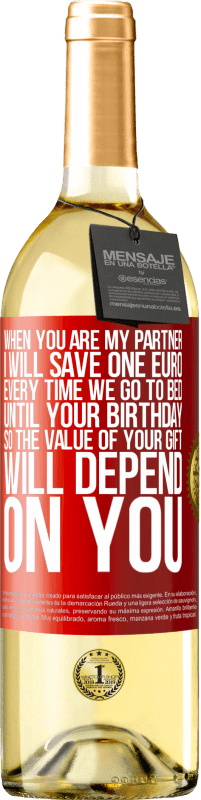 29,95 € 免费送货 | 白葡萄酒 WHITE版 当您是我的伴侣时，每次上床睡觉直到您生日那天，我都会节省一欧元，因此礼物的价值取决于您 红色标签. 可自定义的标签 青年酒 收成 2025 Verdejo