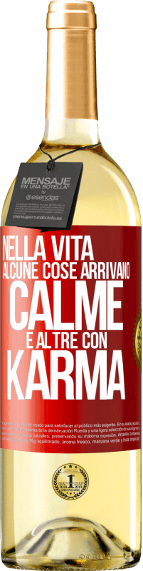 29,95 € Spedizione Gratuita | Vino bianco Edizione WHITE Nella vita alcune cose arrivano calme e altre con karma Etichetta Rossa. Etichetta personalizzabile Vino giovane Raccogliere 2023 Verdejo