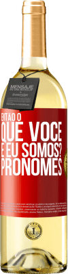 29,95 € Envio grátis | Vinho branco Edição WHITE Então, o que você e eu somos? Pronomes Etiqueta Vermelha. Etiqueta personalizável Vinho jovem Colheita 2023 Verdejo